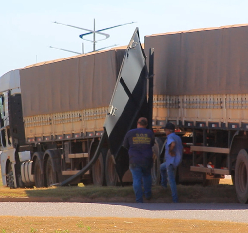 Carreta apaga em meio à rodovia e atinge placa na BR-63 em Guarantã do Norte
