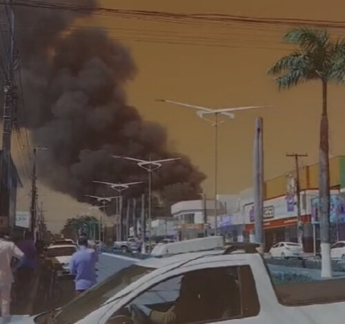 Incêndio atinge supermercado em Nova Monte Verde; equipes trabalham para controlar as chamas