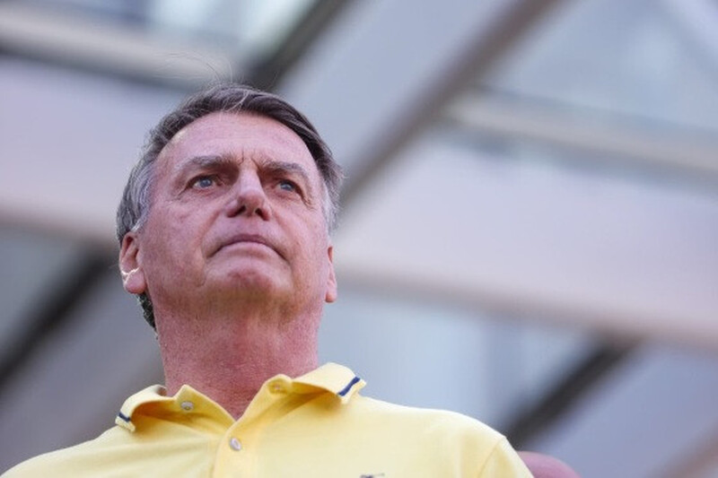 Moraes mantém prisão domiciliar de Bolsonaro, mas autoriza visita médica