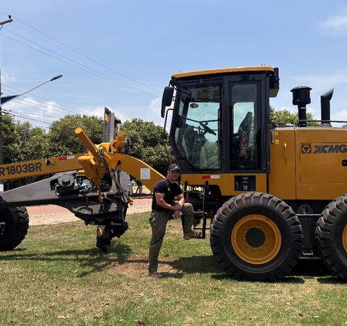 PARCERIA QUE GERA RESULTADOS Prefeito Subtenente Márcio Gonçalves comemora conquista de nova motoniveladora para Guarantã do Norte