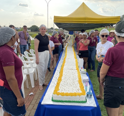 Bolo gigante de 30 metros marca o encerramento das comemorações dos 30 anos de Novo Mundo