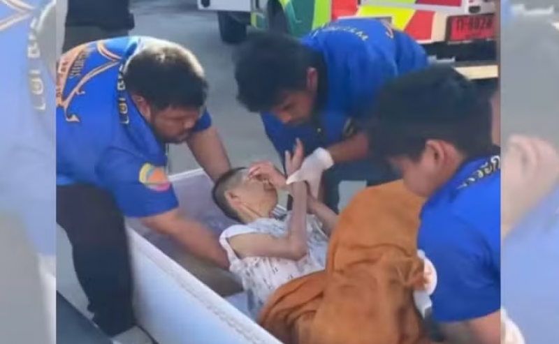 Mulher é encontrada viva dentro de caixão antes da cremação, após funcionários ouvirem batidas