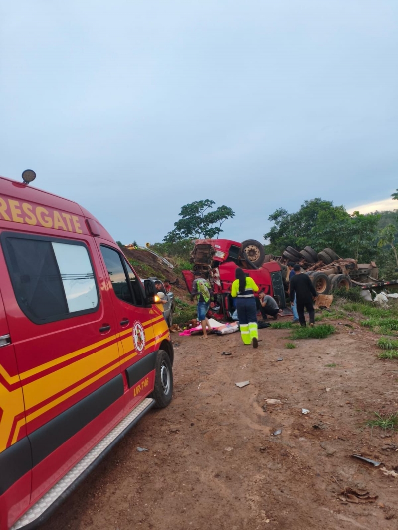 Mulher fica ferida após carreta tombar na BR-163, na região da Serra do Cachimbo