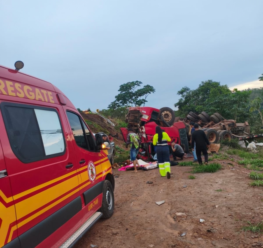 Mulher fica ferida após carreta tombar na BR-163, na região da Serra do Cachimbo