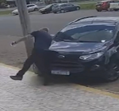 Acreditando que foi traído, homem agride mulher e atira em sargento