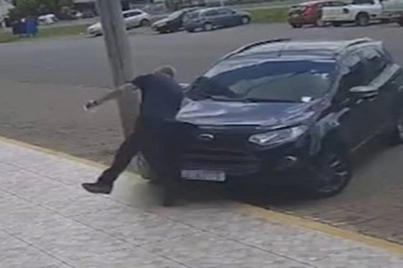 Acreditando que foi traído, homem agride mulher e atira em sargento