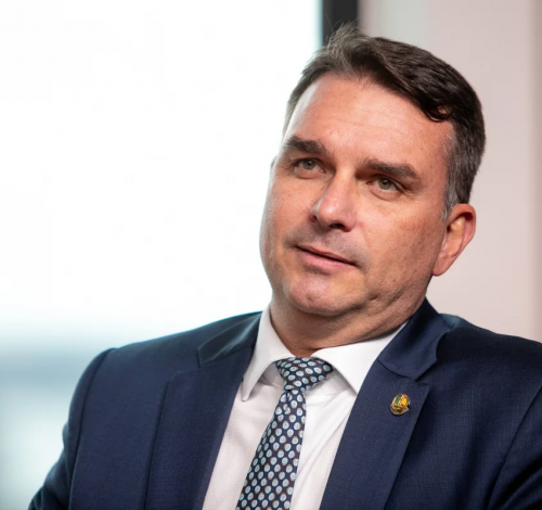 BOLSONARO INDICA FLÁVIO BOLSONARO COMO NOME DO BOLSONARISMO PARA A PRESIDÊNCIA EM 2026