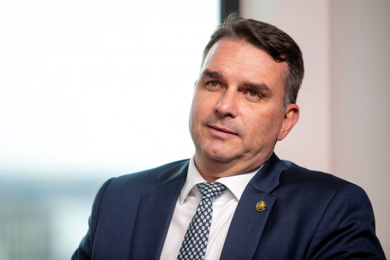 BOLSONARO INDICA FLÁVIO BOLSONARO COMO NOME DO BOLSONARISMO PARA A PRESIDÊNCIA EM 2026