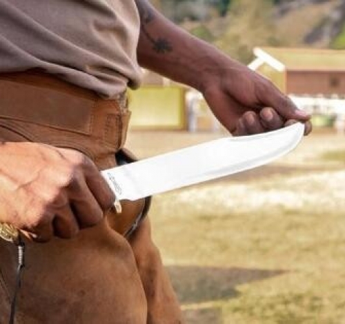 Confraternização entre funcionários de fazenda termina com um esfaqueado