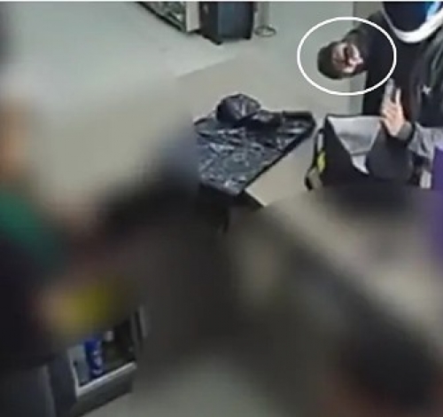 Funcionária pensa que assalto é brincadeira, tira sarro e bandido atira