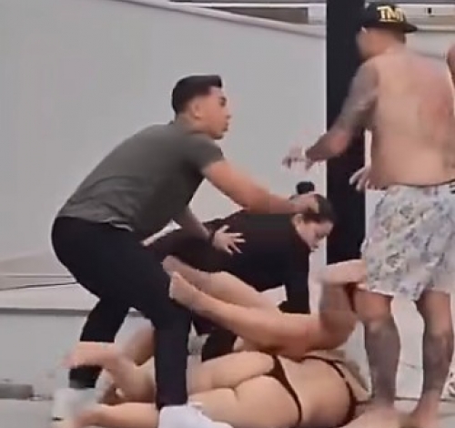 Mulheres de biquíni e rapazes saem na porrada no meio da rua