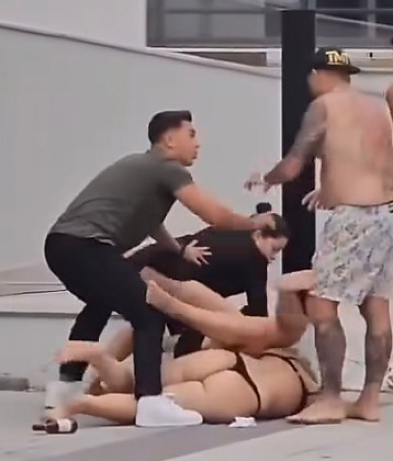 Mulheres de biquíni e rapazes saem na porrada no meio da rua