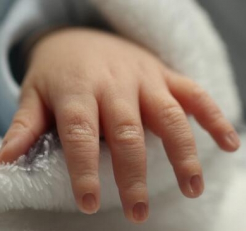 Covardia Após consumo de álcool, mãe morde filha de três meses e agride mulher em MT