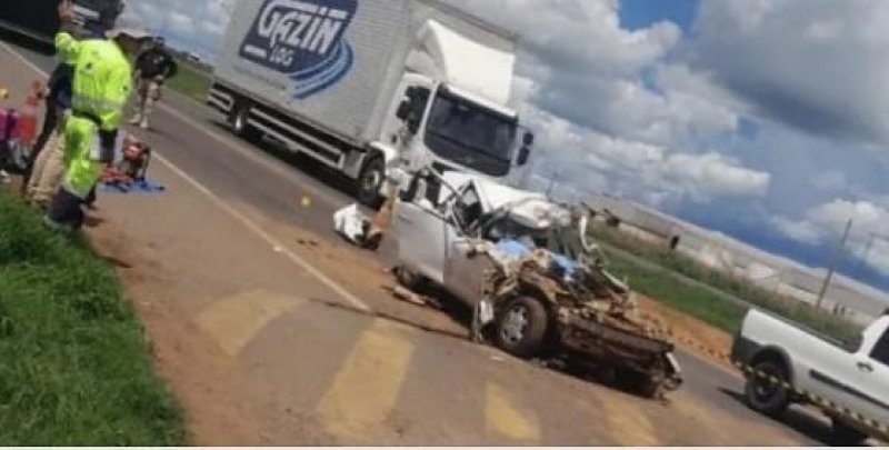 Mulher e menino morrem em colisão entre carro e carreta na BR-163