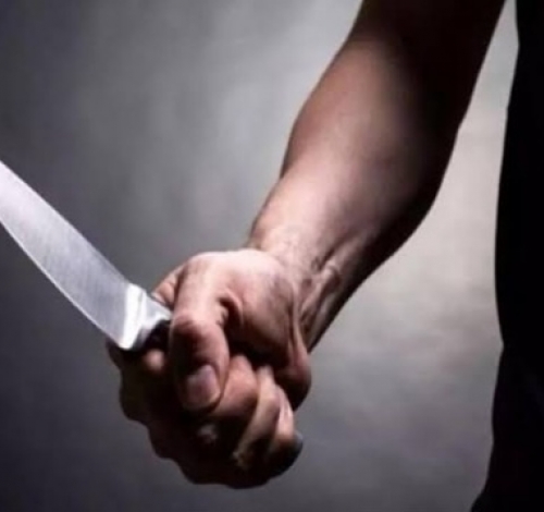 Briga por bombinha termina com dois jovens esfaqueados