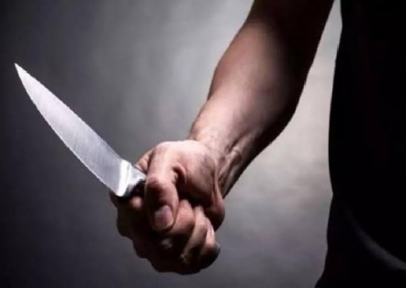 Briga por bombinha termina com dois jovens esfaqueados