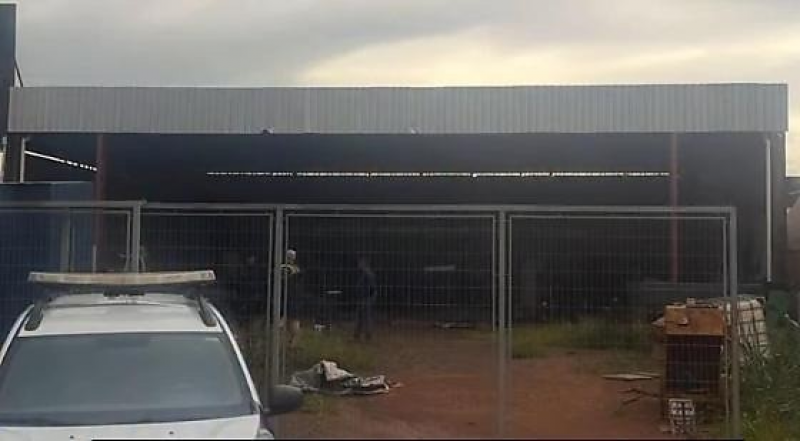 Homem é encontrado morto com faca cravada no peito