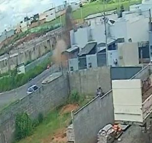 Câmera flagra explosão de fossa e jovem sendo arremessado