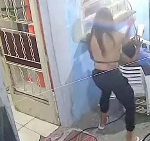 Mulher trans mata ex-namorada na frente dos filhos