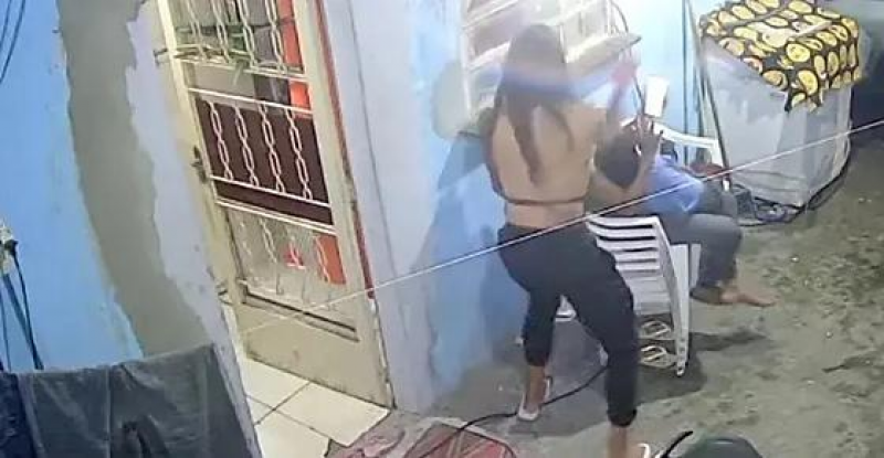 Mulher trans mata ex-namorada na frente dos filhos