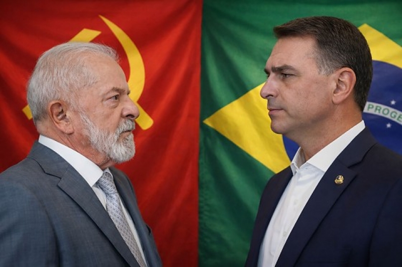 Flávio Bolsonaro ultrapassa Lula no 1º turno, aponta pesquisa