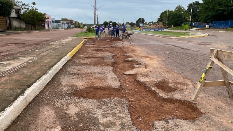 Avenida Lions Club volta a ser remendada e população quer respostas