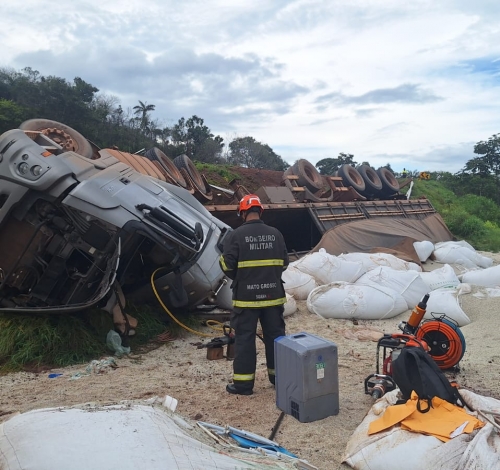 Motorista morre após tombamento de carreta na BR-163, em Guarantã do Norte