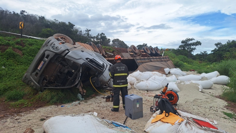 Motorista morre após tombamento de carreta na BR-163, em Guarantã do Norte