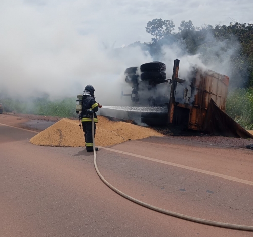 Incêndio atinge carreta na BR-163 em Guarantã do Norte
