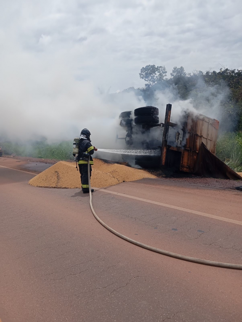 Incêndio atinge carreta na BR-163 em Guarantã do Norte