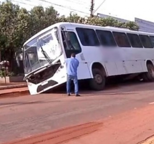 Asfalto cede e ônibus fica preso em cratera em MT