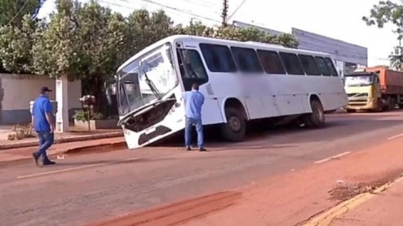 Asfalto cede e ônibus fica preso em cratera em MT