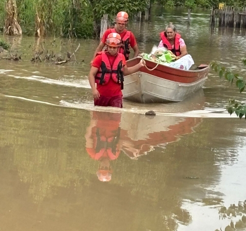 Bombeiros resgatam idosa de 95 anos ilhada após fortes chuvas em Guarantã do Norte