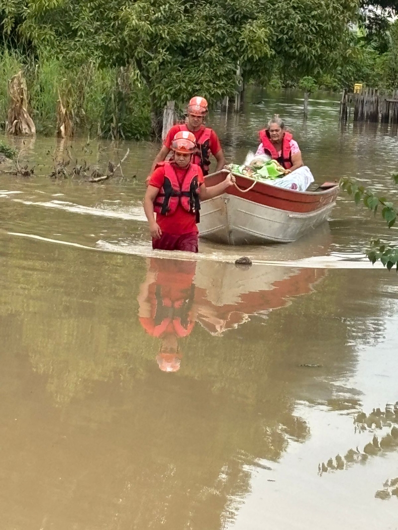 Bombeiros resgatam idosa de 95 anos ilhada após fortes chuvas em Guarantã do Norte