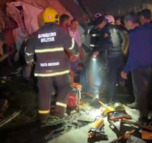 Colisão entre carretas provoca incêndio de grandes proporções e deixa um morto na BR-163, em Matupá