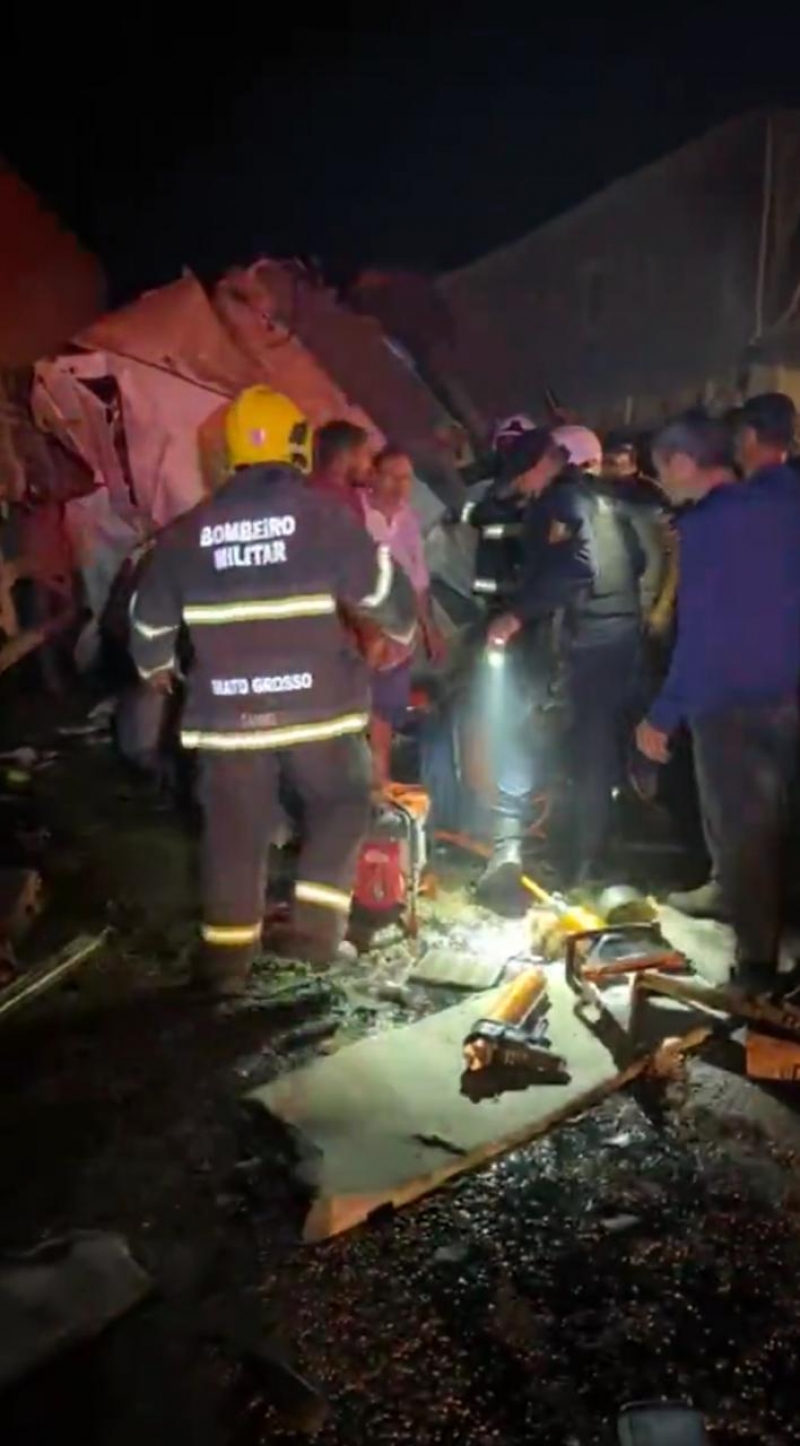 Colisão entre carretas provoca incêndio de grandes proporções e deixa um morto na BR-163, em Matupá