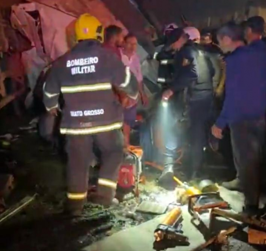 Colisão entre carretas provoca incêndio de grandes proporções e deixa um morto na BR-163, em Matupá