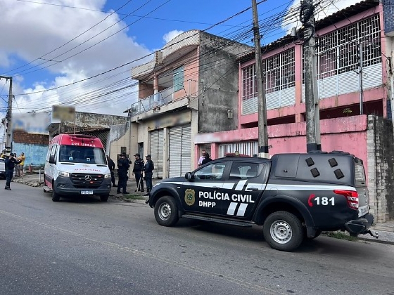 Homem mata três familiares a facadas na frente de criança e acaba morto após ação policial