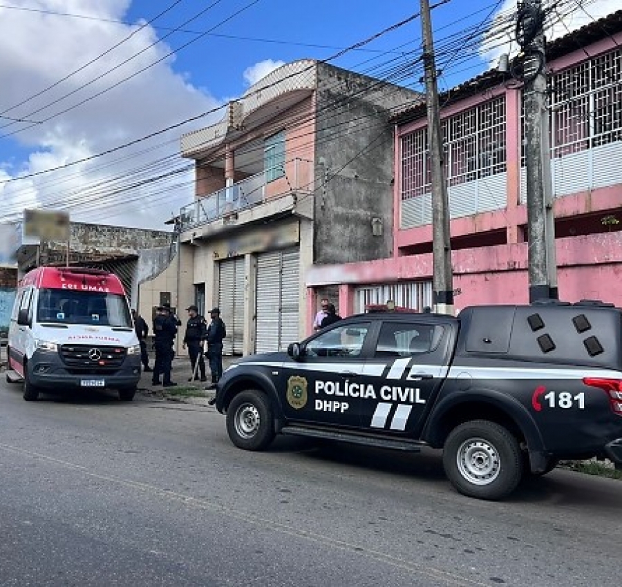 Homem mata três familiares a facadas na frente de criança e acaba morto após ação policial