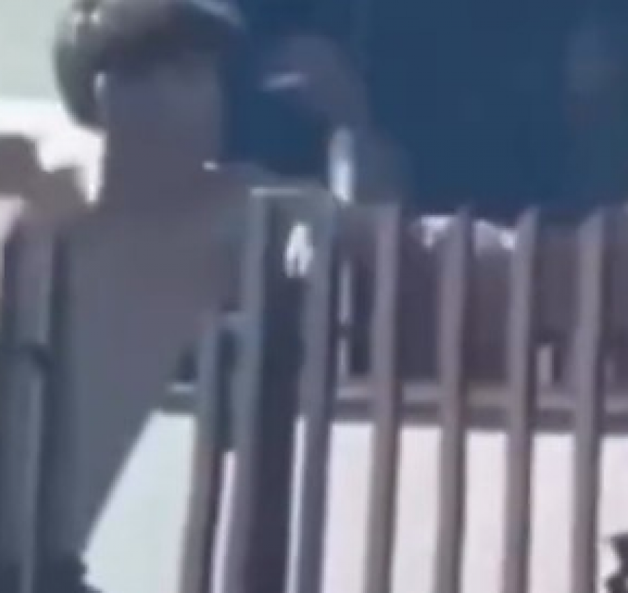 Homem descontrolado parte para cima de PM e leva bofetão