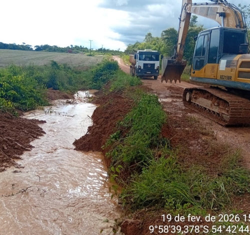 Prefeitura intensifica reparos emergenciais nas linhas rurais durante período de chuvas.