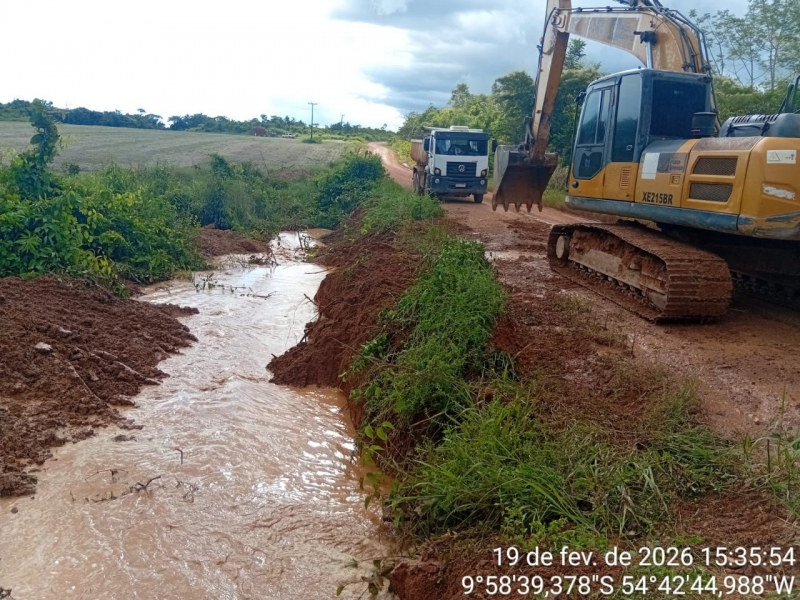 Prefeitura intensifica reparos emergenciais nas linhas rurais durante período de chuvas.