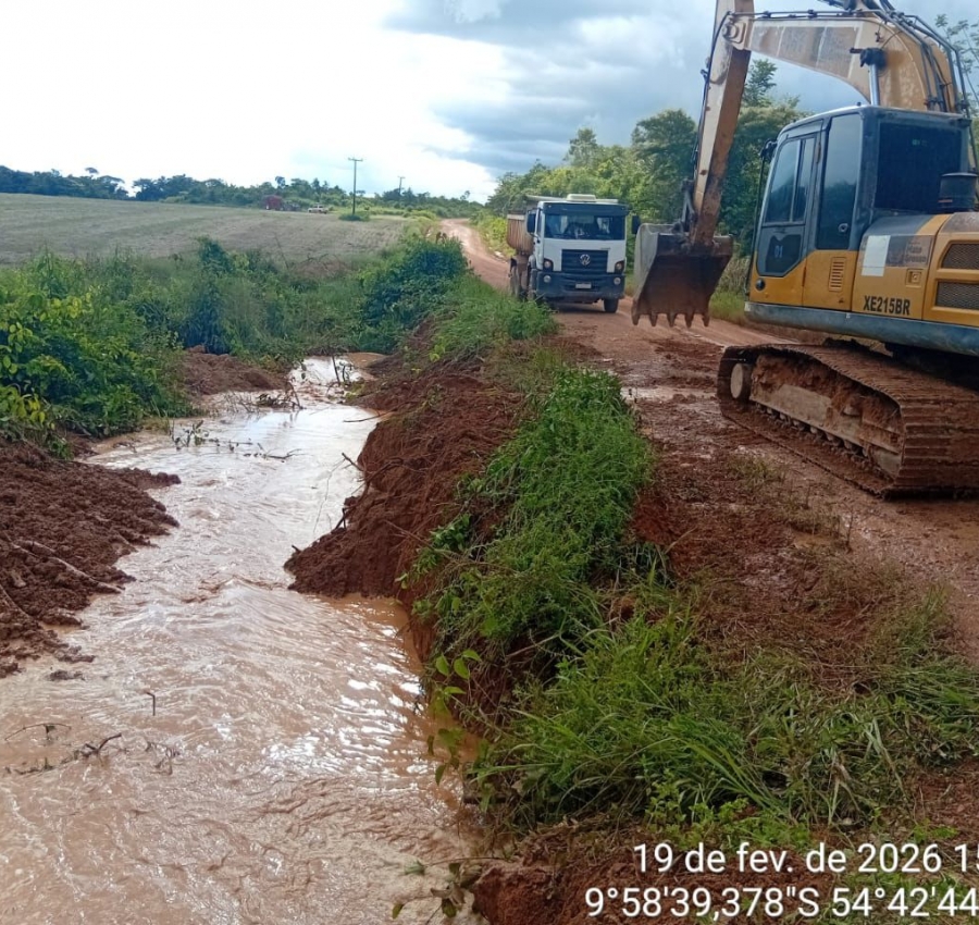 Prefeitura intensifica reparos emergenciais nas linhas rurais durante período de chuvas.
