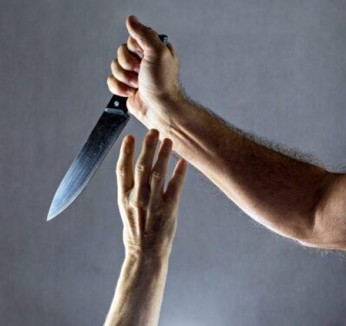 Homem invade festa de aniversário e esfaqueia ex-esposa e filha