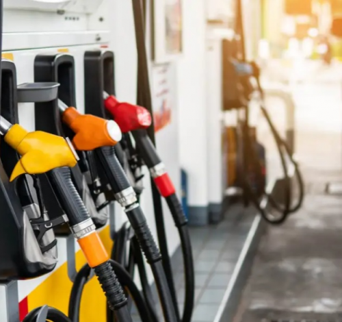 Mercado internacional aumenta preço do petróleo e sindicato prevê novos reajustes no Brasil