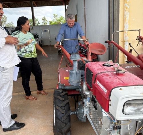 Prefeitura fortalece agricultura familiar com entrega de veículo e implementos para associação de mulheres