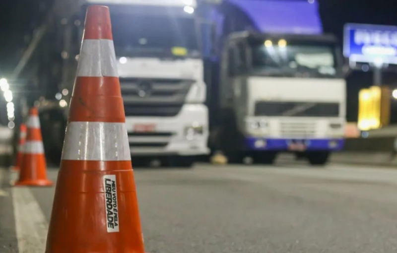 Caminhoneiros avaliam medidas do governo e mantêm ameaça de greve