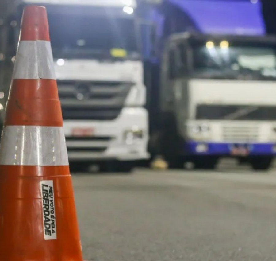 Caminhoneiros avaliam medidas do governo e mantêm ameaça de greve