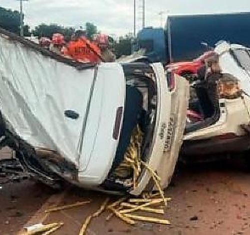 Casal morre na hora após batida brutal entre carro e caminhão na BR-163