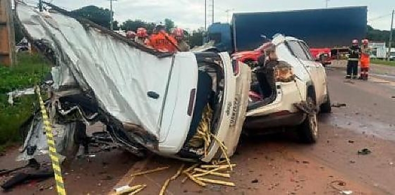 Casal morre na hora após batida brutal entre carro e caminhão na BR-163